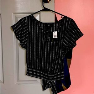 NWT short sleeve key hole top with tie back